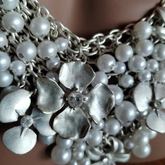 Elegant Pearl & Silver Floral Statement Necklace - Picture 3 of 8